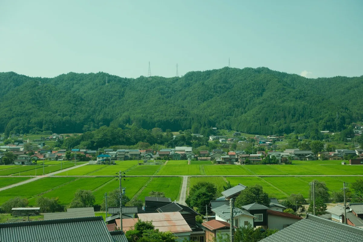 田んぼと山々のある岩手の農村風景