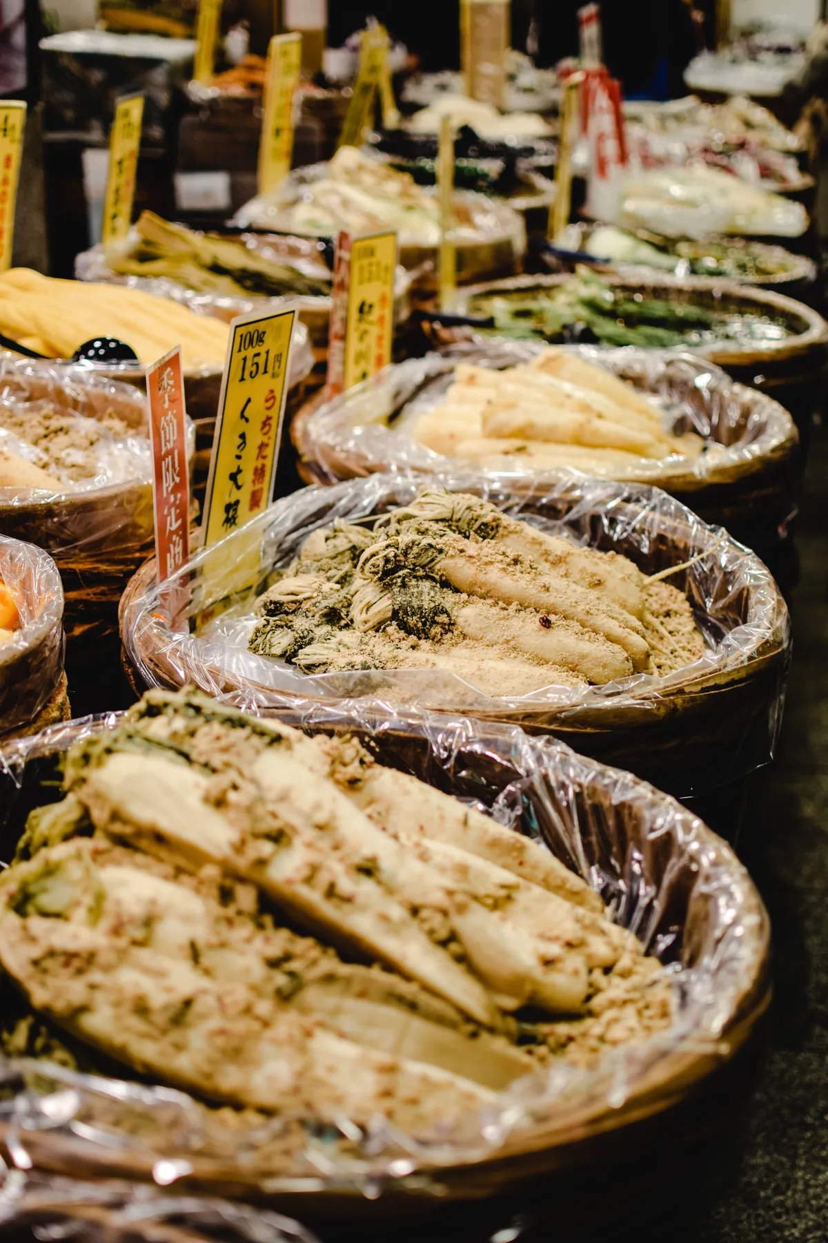 市場に並ぶ日本の漬物・大根