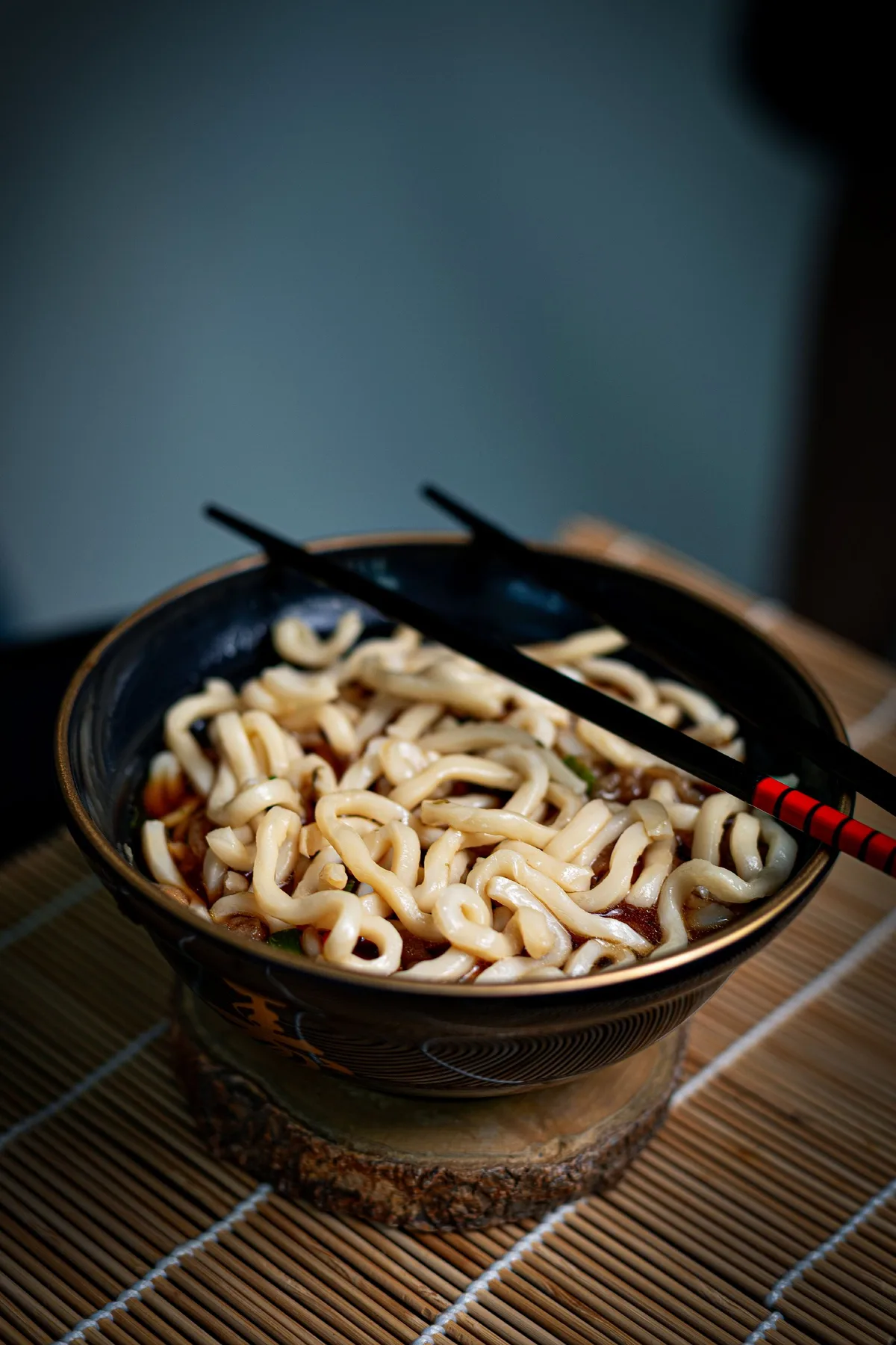 箸で持つうどんのボウル