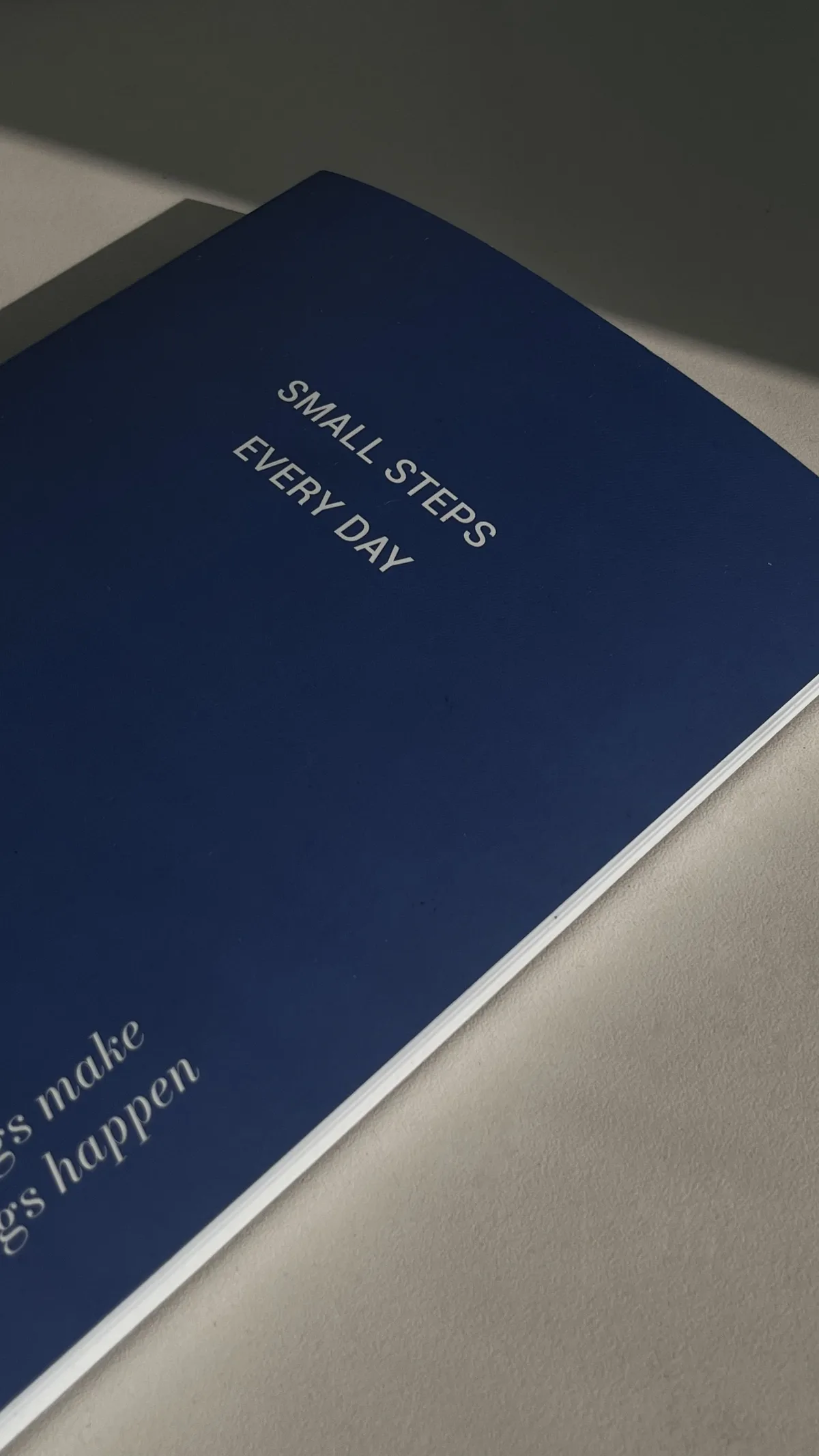 Small Steps Every Day と書かれたノートブック
