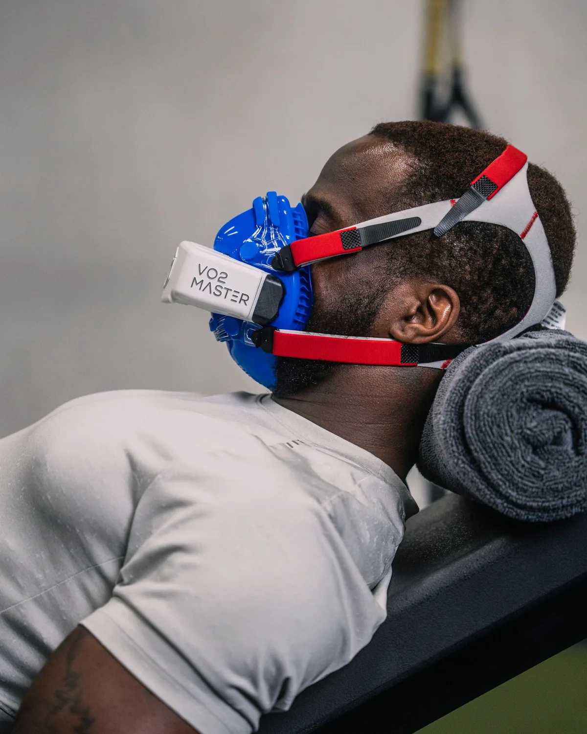 VO2マスクをつけて運動する男性