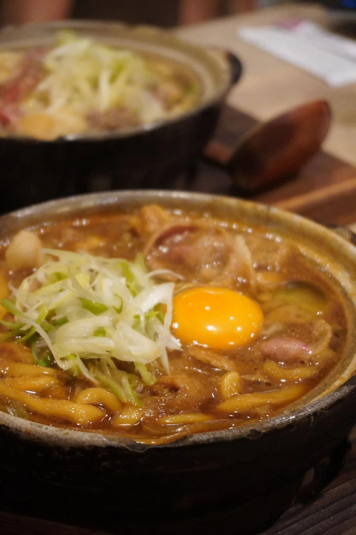 卵と野菜が浮かぶ日本の鍋料理