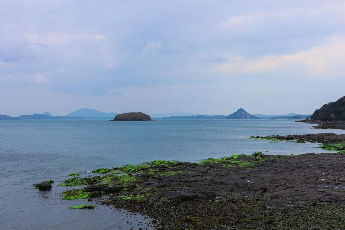 水平線に小島が点在する穏やかな海岸