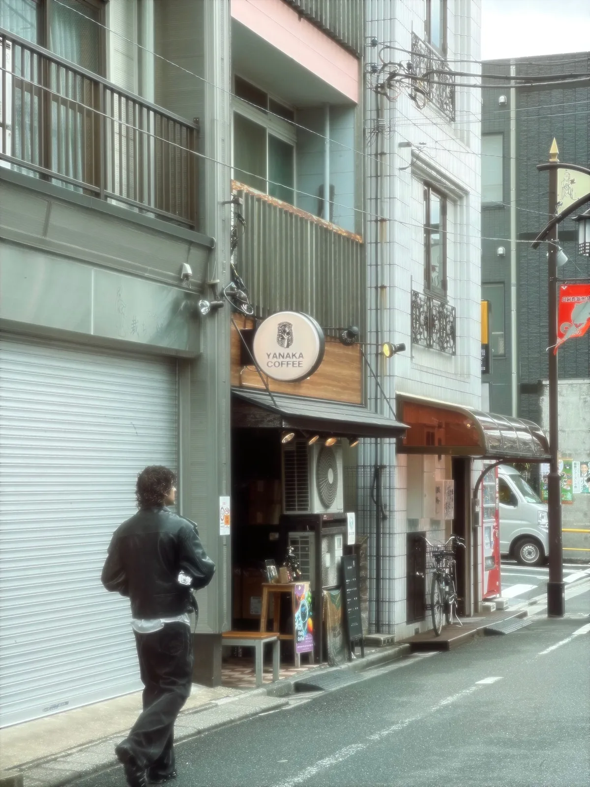 東京の街角の喫茶店が見える通り