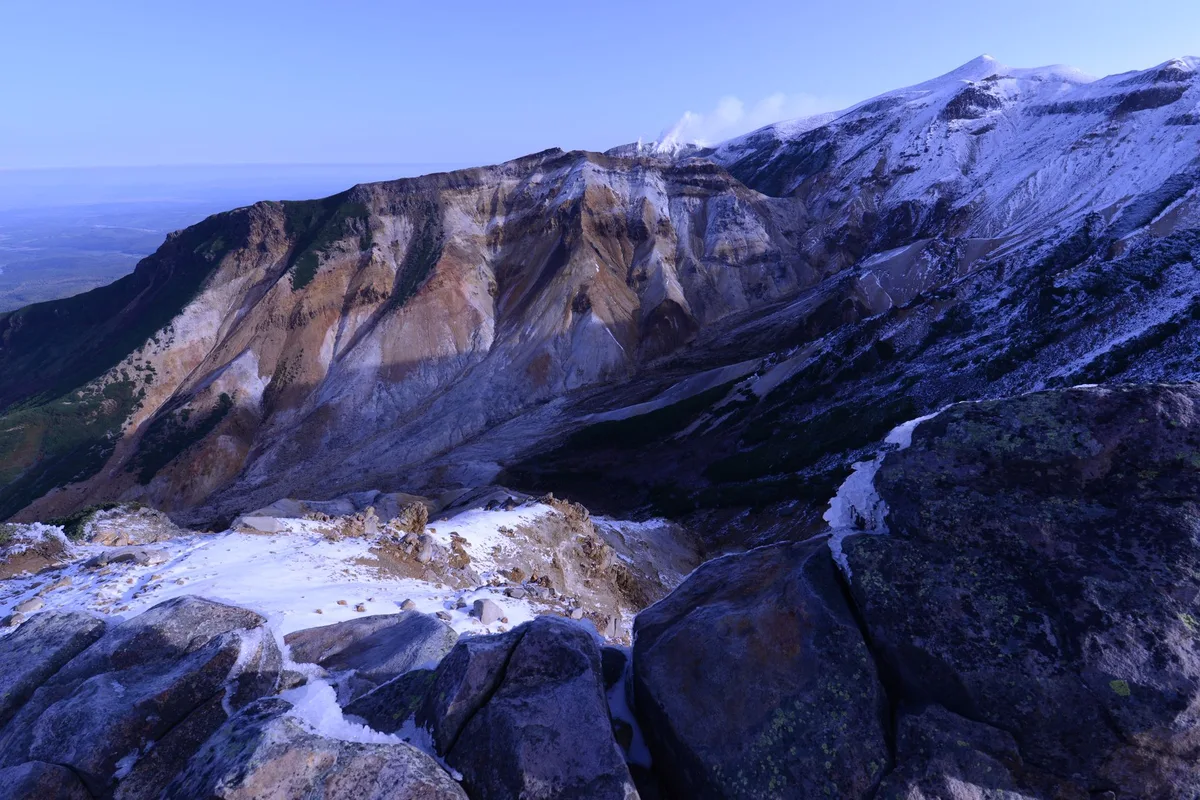 雪をかぶった北海道の高原の山並み