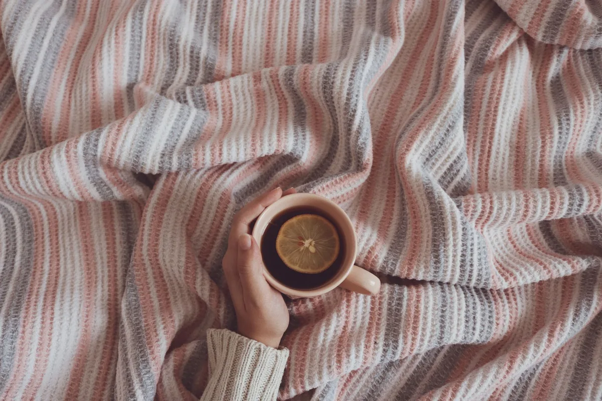 縞模様のウールブランケットとお茶