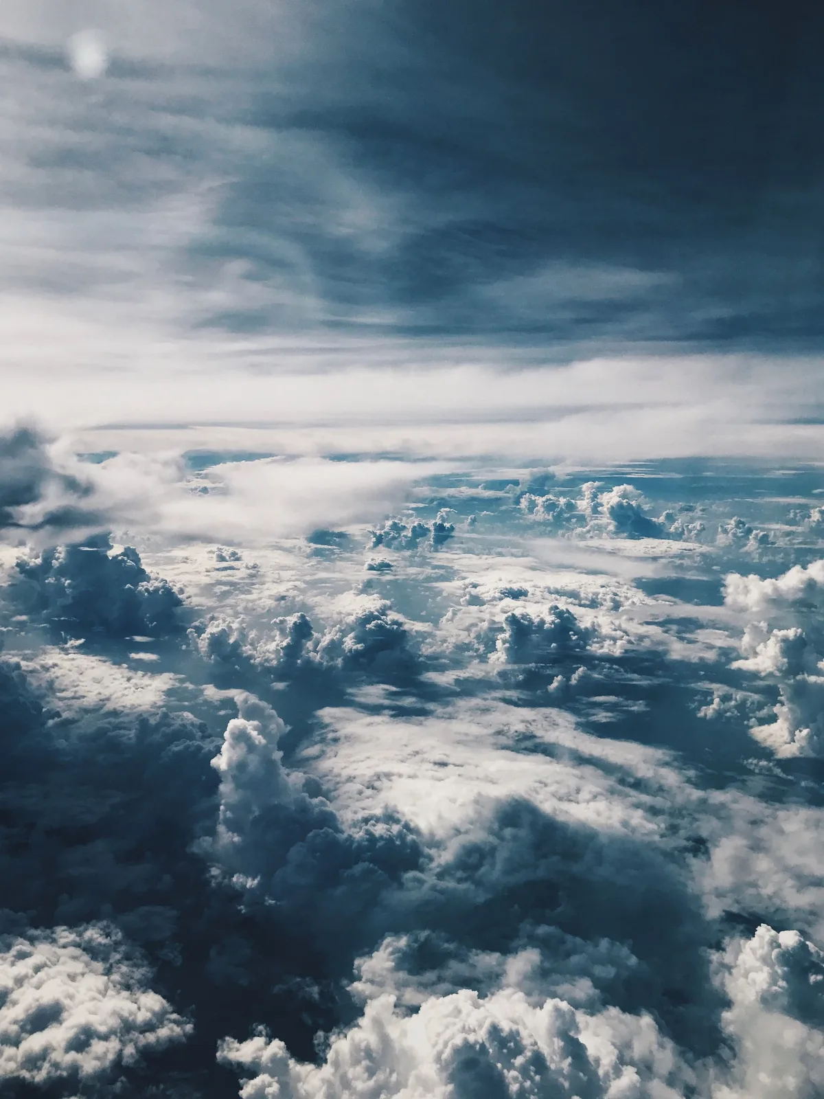 ダイナミックな白い積雲の空撮