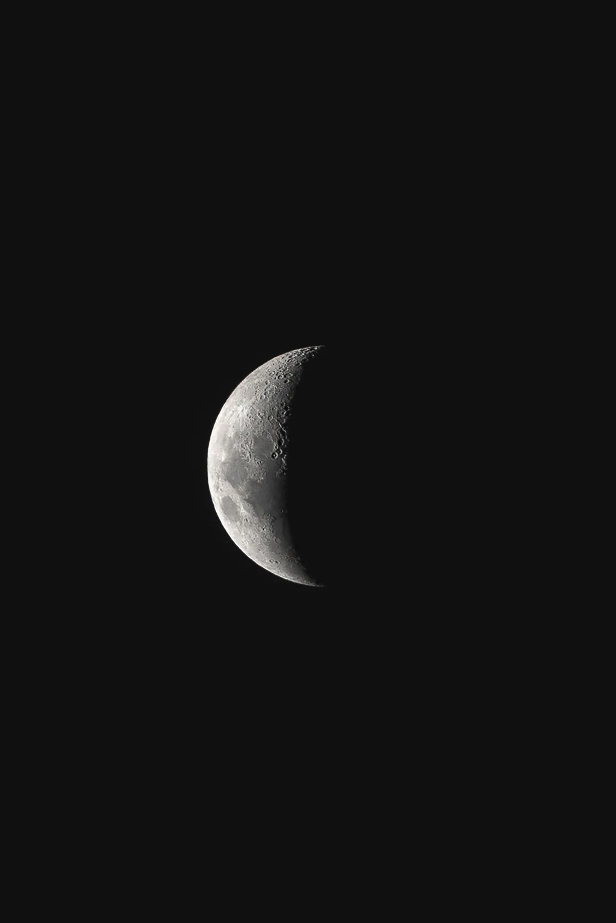 暗い夜空に輝く満月