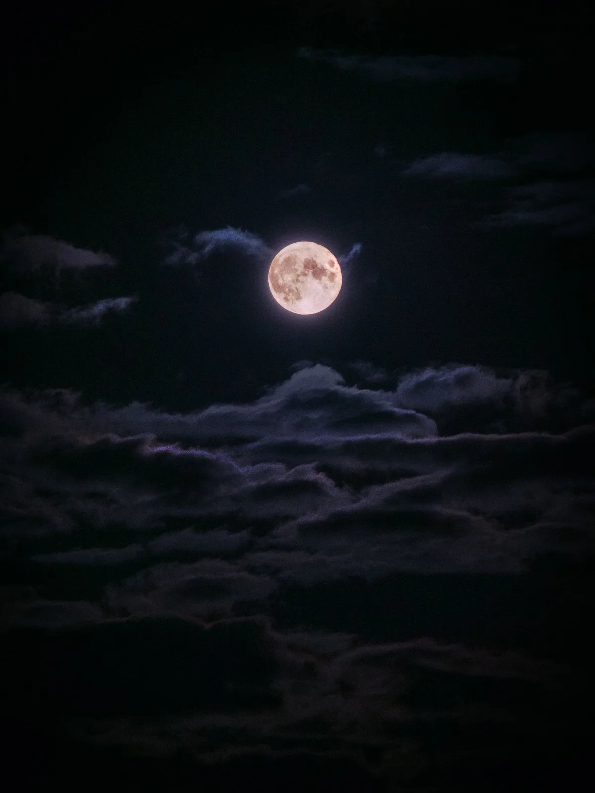 夜空に浮かぶ満月