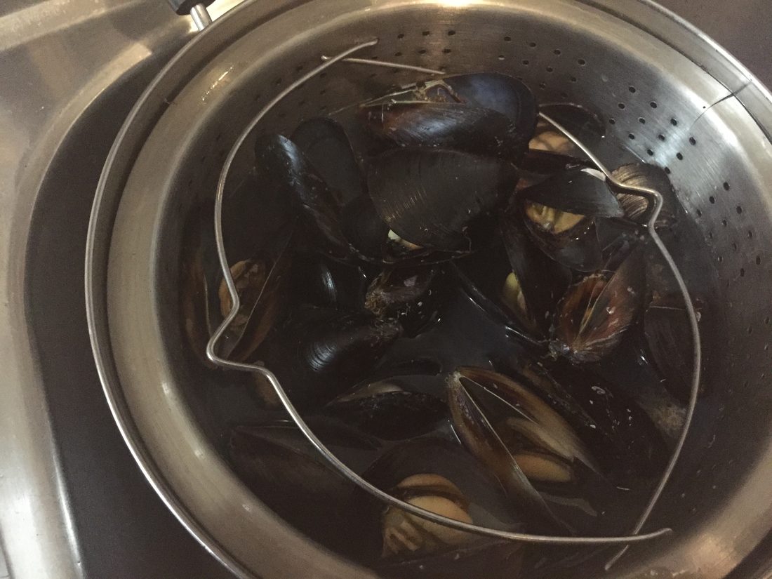 薪ストーブの鍋で蒸しあがったムール貝
