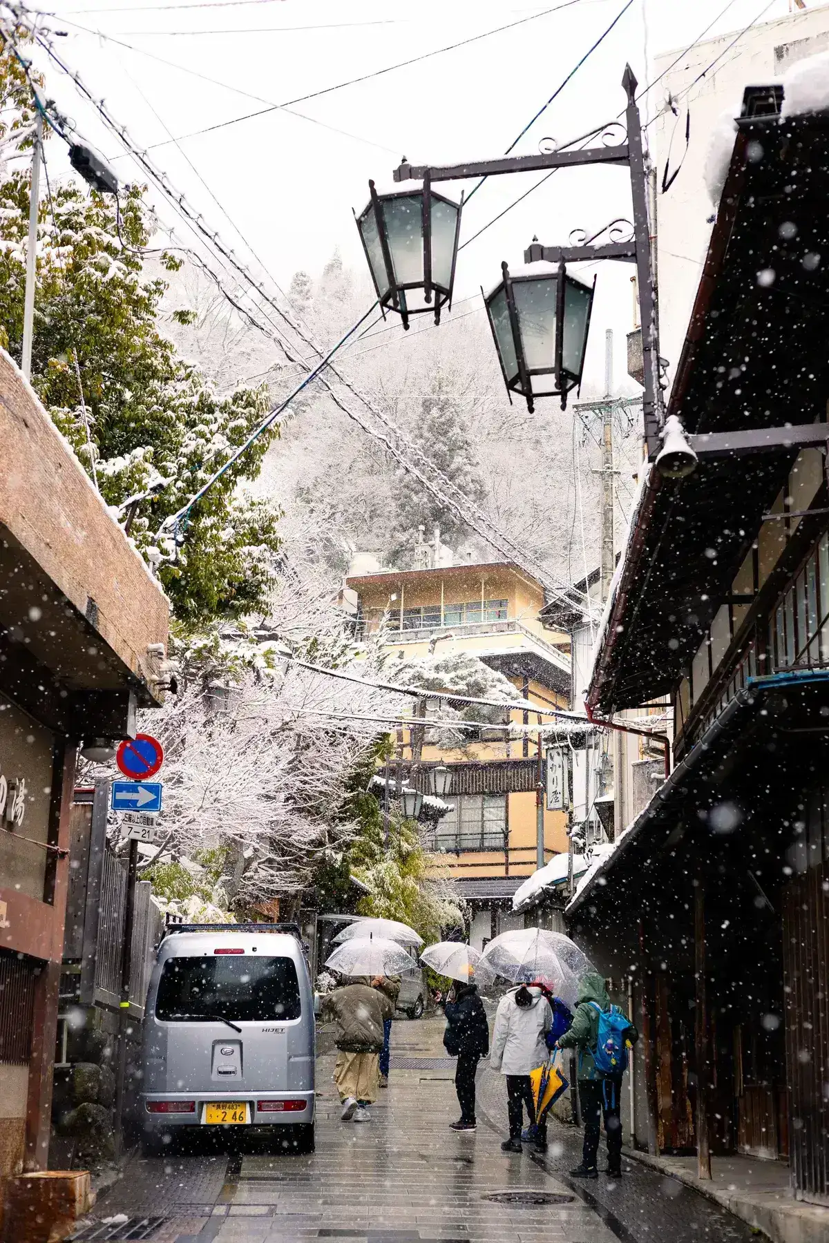 雪が降りしきる冬の温泉街