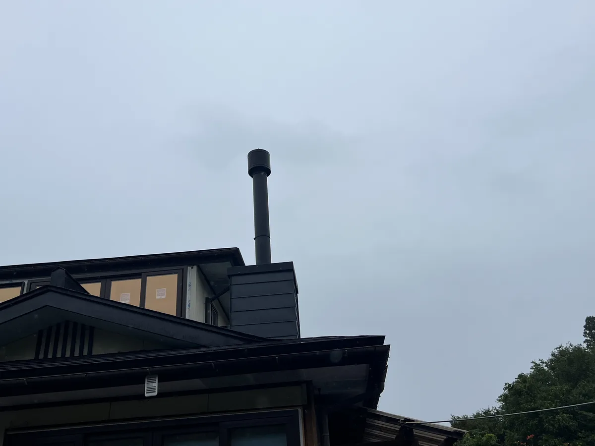 屋根の上に出た煙突トップ