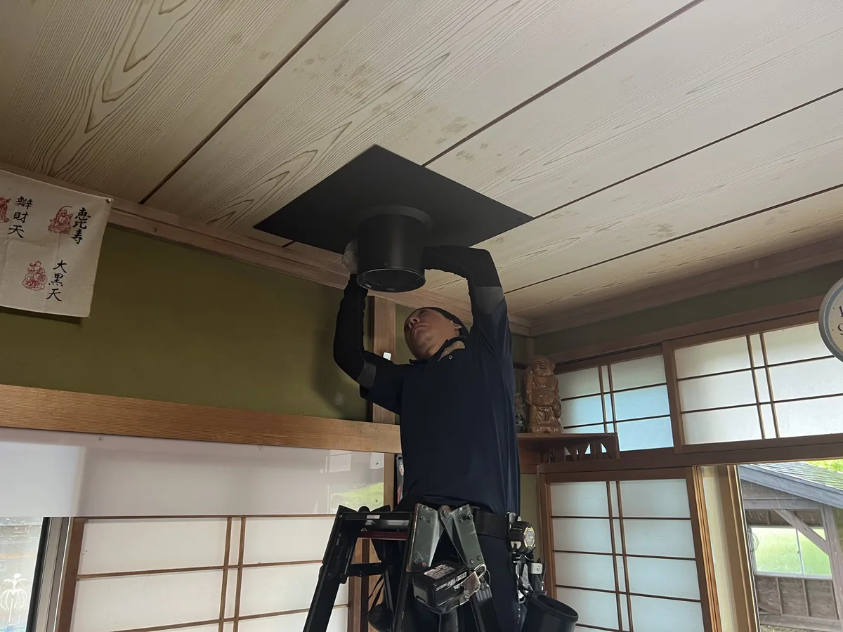 煙突を取り付けるD'STYLEのスタッフ
