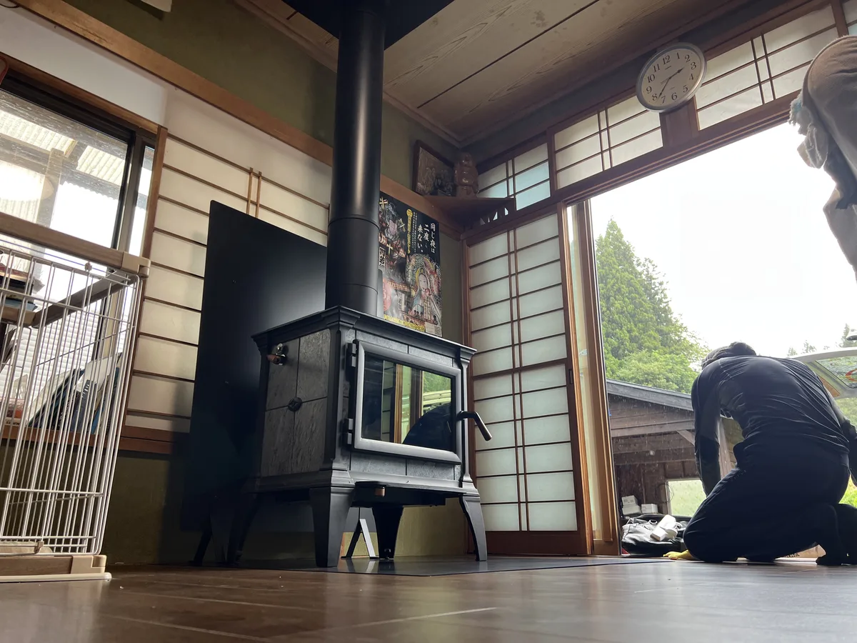 和室に据えたハースストーン ヘリテージと障子