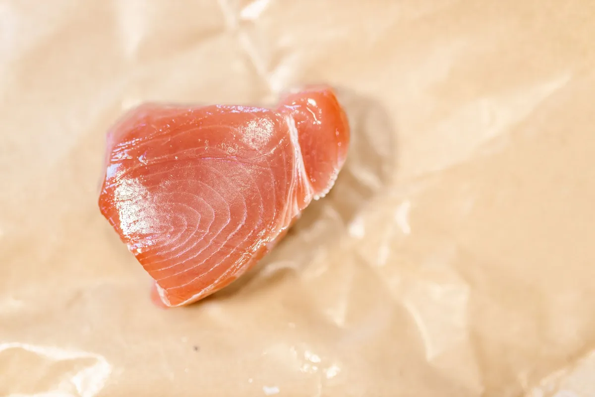新鮮な生マグロの塊のクローズアップ
