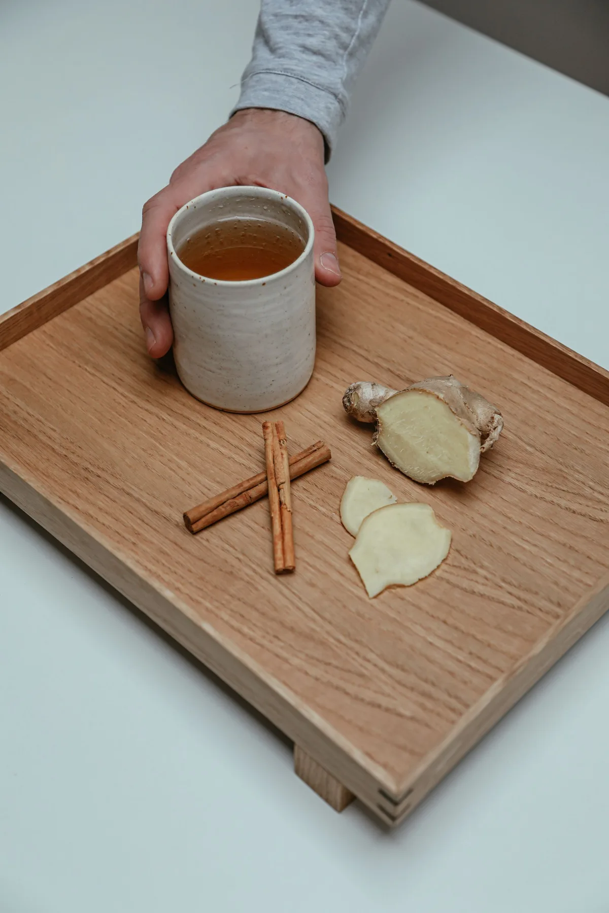 木のトレイに乗ったジンジャーと生薬入りのお茶