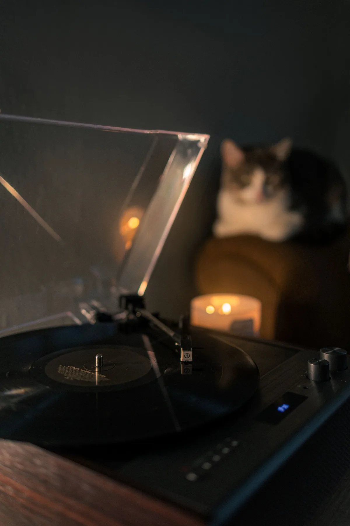 コーヒーとレコードプレーヤー