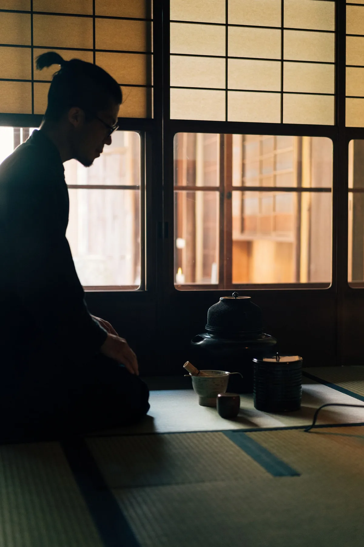畳の間で行われる静寂の茶道