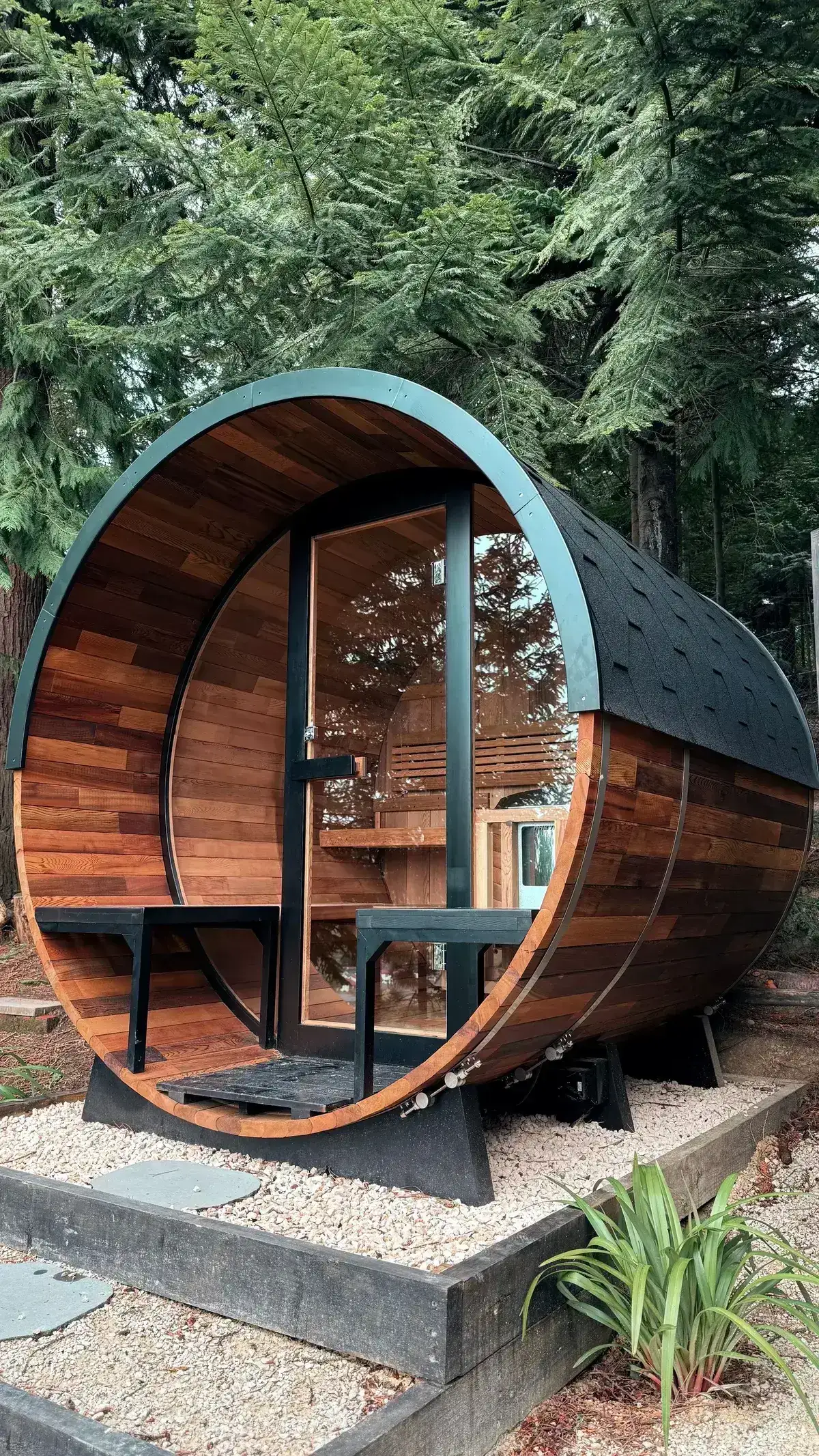 雪の残る屋外に据えられた樽型のサウナ小屋