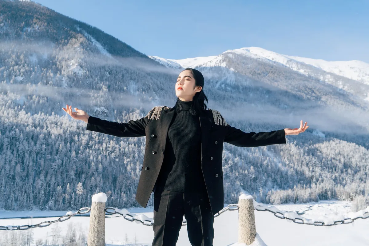 雪山で瞑想する女性