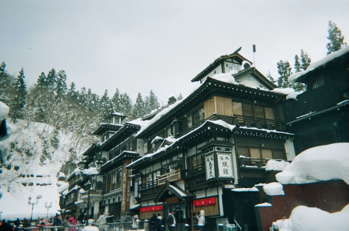 雪に包まれた温泉街