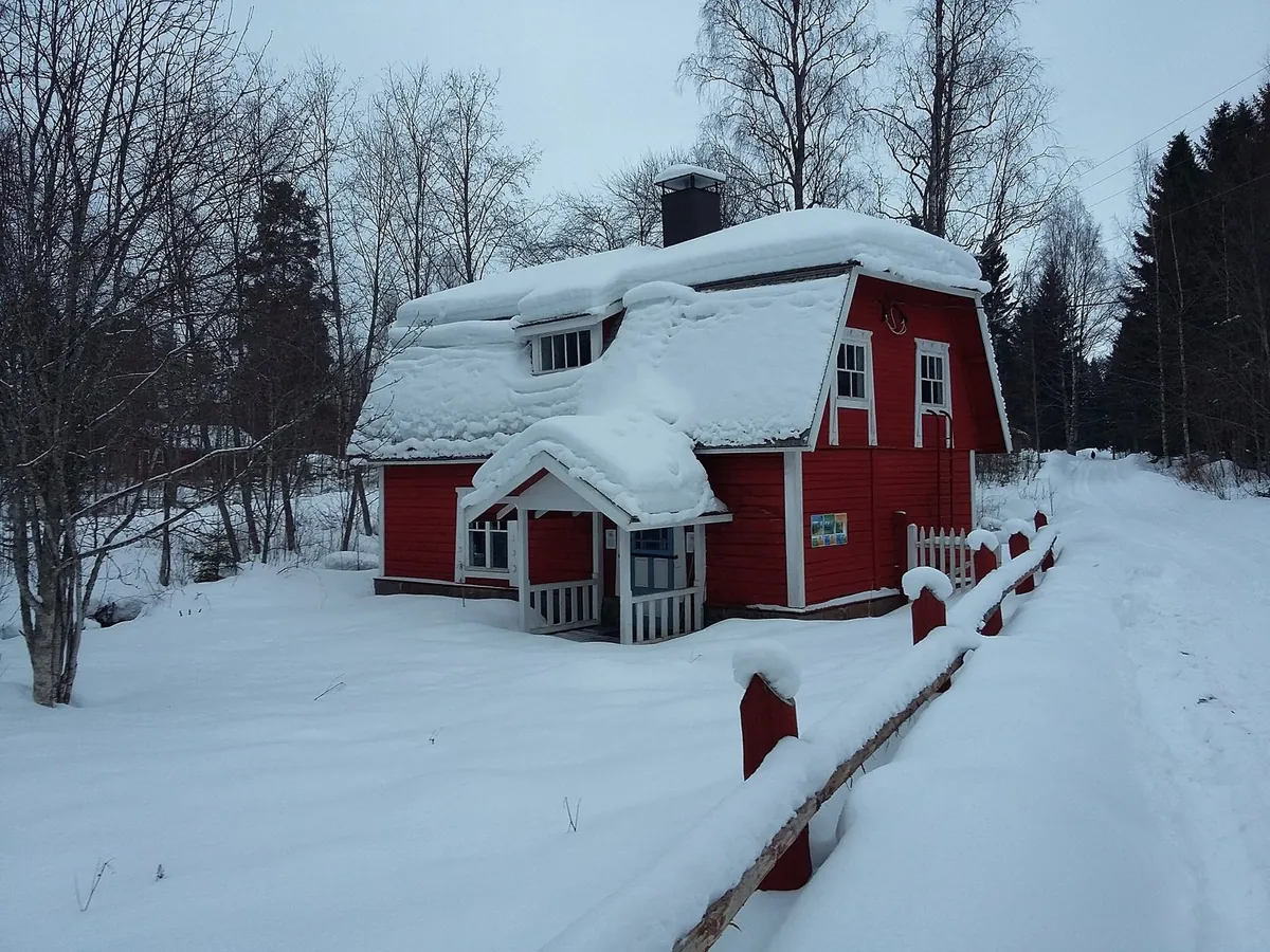 雪のフィンランドの町