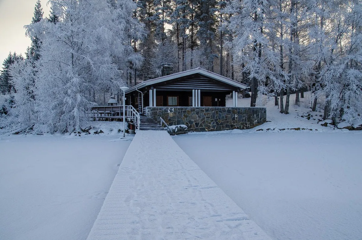 雪のフィンランドの町