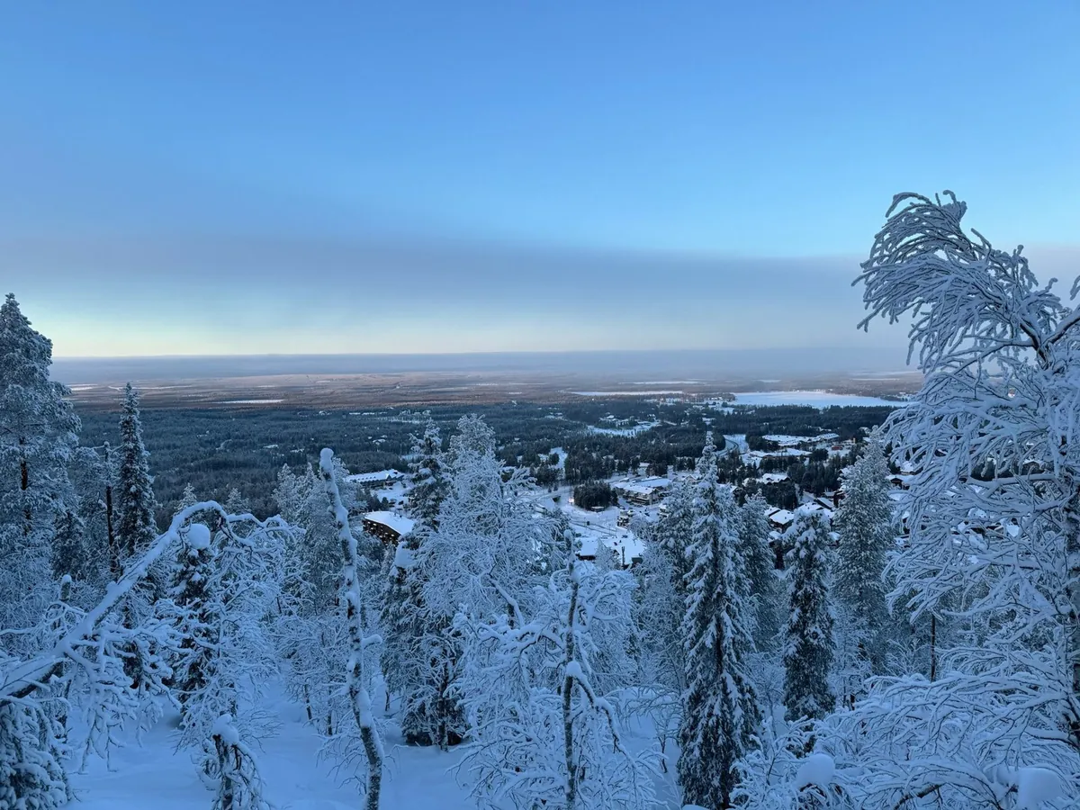 雪のフィンランドの町
