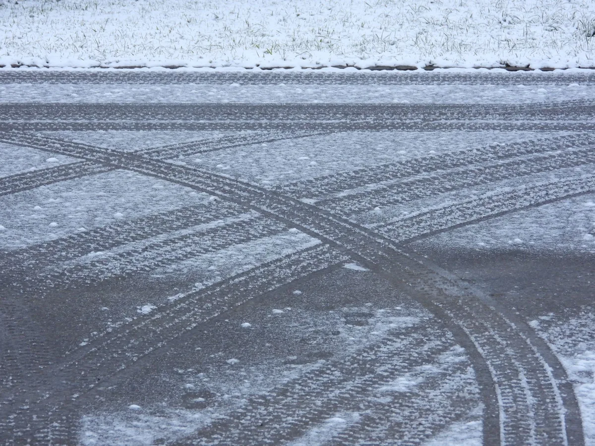 タイヤ跡が残る雪道